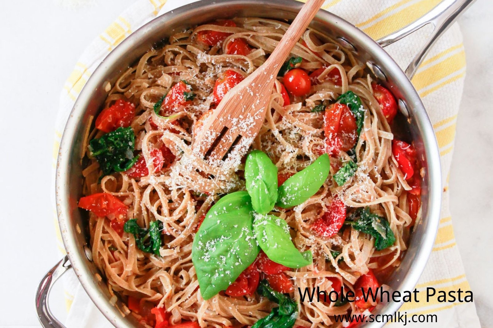 Whole wheat pasta with tomato sauce - healthier than white pasta