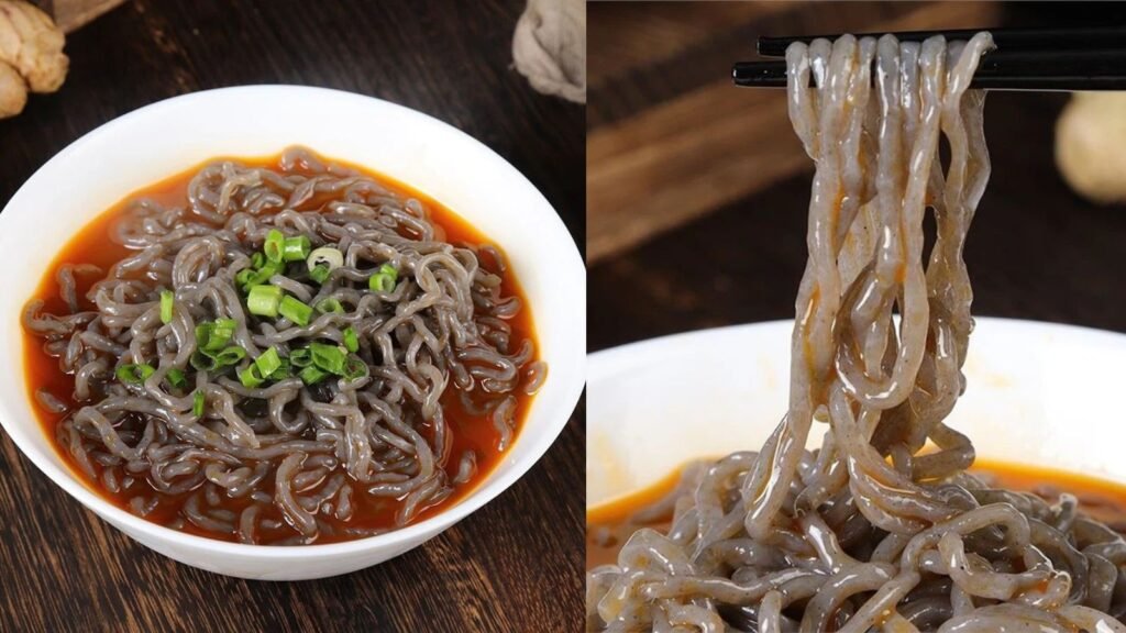 Nouilles shirataki cuites au sésame noir et au konjac servies dans un bol, repas fonctionnel à base de plantes et à faible teneur en glucides