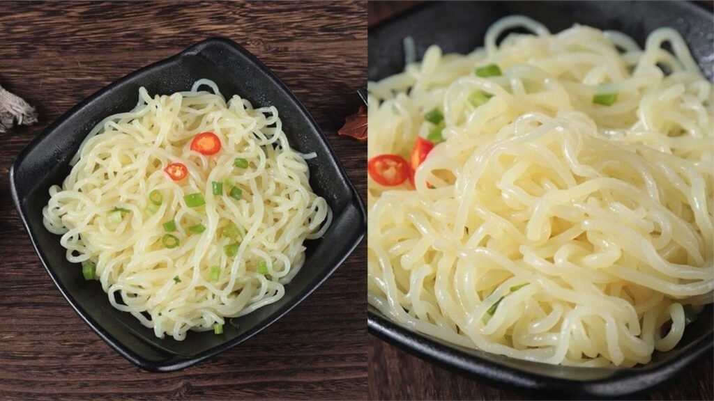 Mi shirataki konjak gardenia yang dimasak disajikan dalam mangkuk, makanan nabati rendah karbohidrat berwarna alami